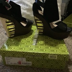Black & Gold Gianni Bini heels